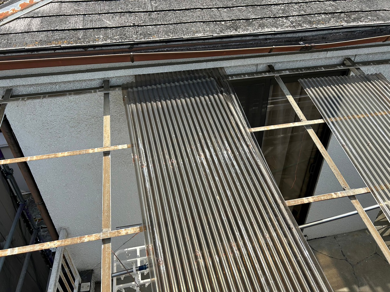 甲府市　波板外し写真